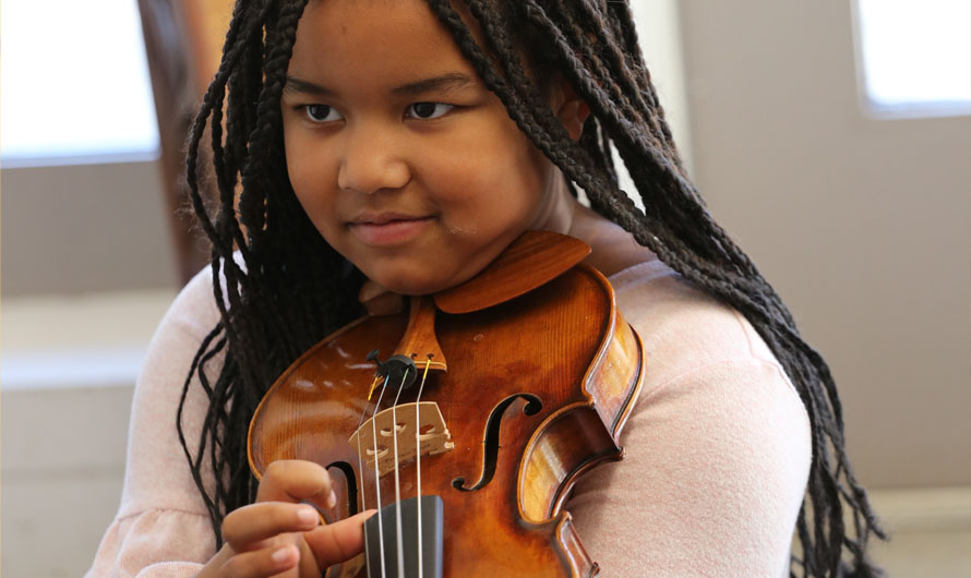 girl playing violin