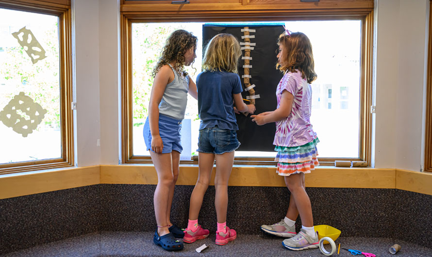 children working on a project
